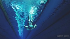 宝宝入水会自动闭气天然会游泳？多大学游泳合适？